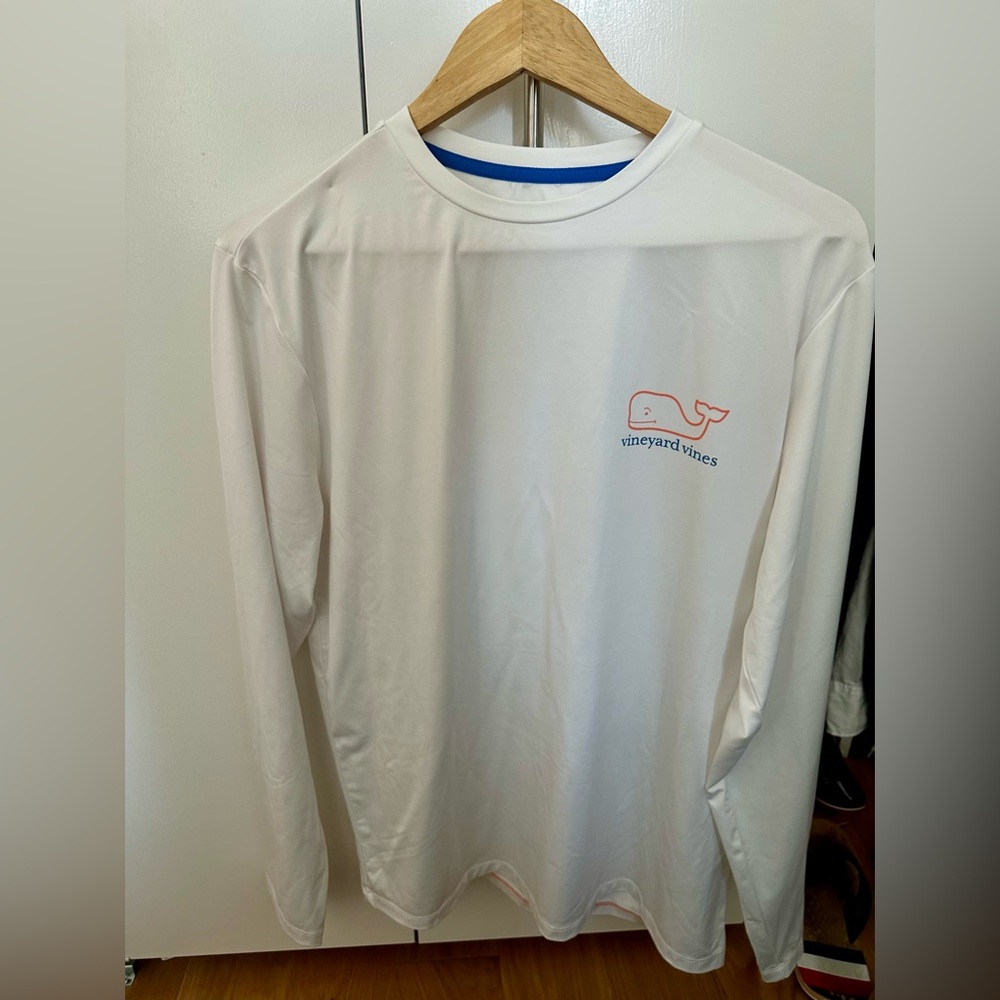 Vineyard Vines long sleeve performance T-shirt. Size small excellent condition.